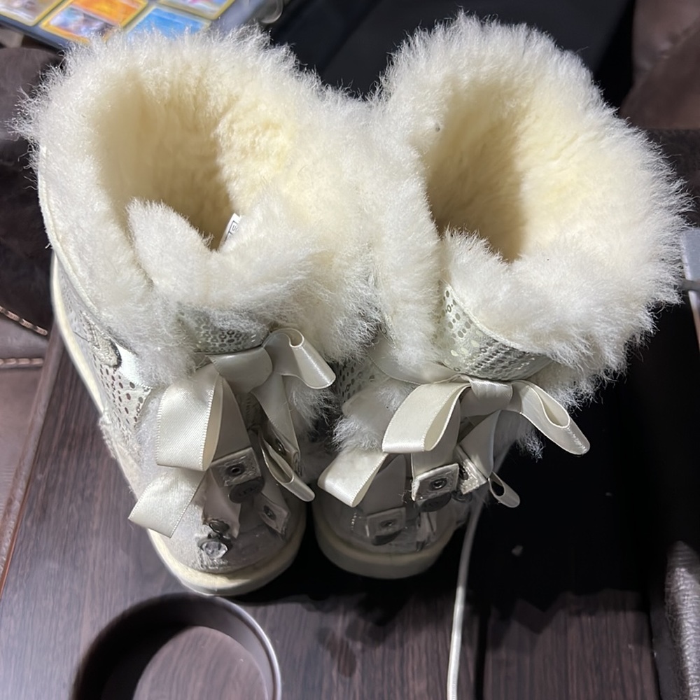 Ugg - Picture 3 of 6